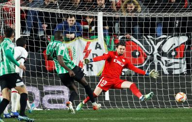 William Carvalho bate a Dimitrievski tras marcharse con un autopase de Catena, poniendo el 1-2 definitivo en el marcador
