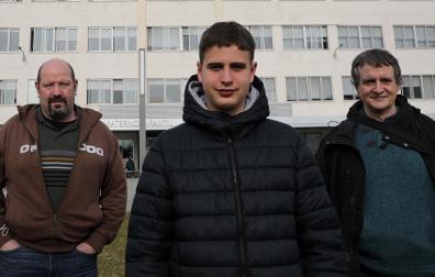 Bizente Michelena Arbelaiz, Ibai Ventosa y su padre Jokin Ventosa Irañeta, frente al hospital maternal donde se trata a niños con cáncer