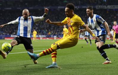 Pierre-Emerick Aubameyang en una acción con el jugador del Espanyol, Aleix Vidal