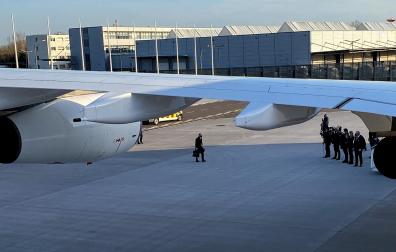 Olaf Scholz camina hacia su avión, este lunes en Berlín