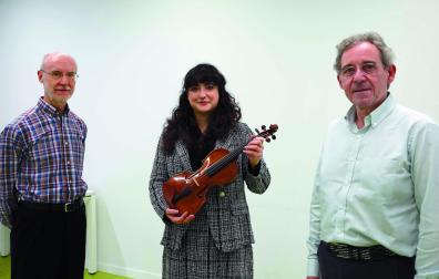 Desde la izquierda, José María Valls, Garazi Echeandía con el violín de Antonio Alvira y Julio Escauriaza