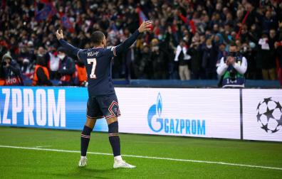 Kylian Mbappe celebra el tanto que le da ventaja al PSG contra el Real Madrid