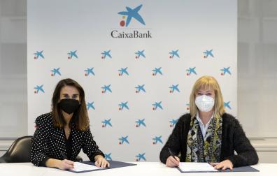 Isabel Moreno, directora territorial Ebro de CaixaBank; y María Ángeles Ezquer, presidenta de la entidad turística
