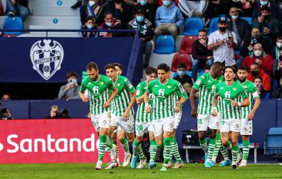 Los jugadores del Betis celebran uno de los tantos anotados contra el Levante