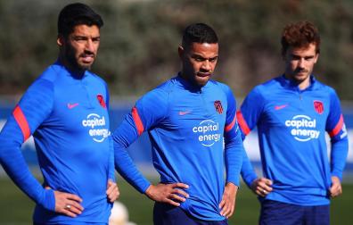 Los jugadores del Atlético de Madrid, Luis Suárez (i), Renan Lodi (c) y Antoine Griezmann durante el entrenamiento