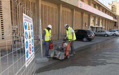 Dos operarios trabajan en las inmediaciones del Estadio Ciudad de Tudela
