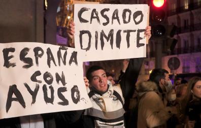 Militantes del PP se manifiestan ante la sede de Génova para pedir la dimisión de Casado y García Egea