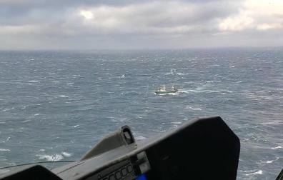 Un pesquero, en la zona del naufragio del 'Villa de Pitanxo'