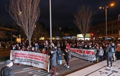Cabecera de la marcha que ha recorrido las calles del centro de Pamplona.