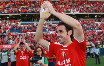 Juanfran Torres, aclamado en aquel partido agónico contra el Real Madrid de 2009. Su gol a Casillas dio la salvación. Al fondo, Azpilicueta