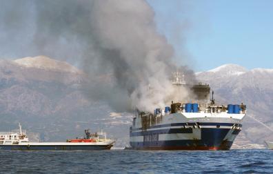 El humo sale del ferry incendiado en la madrugada del viernes cerca de la isla griega de Corfú