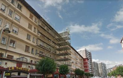 Andamios en la calle Blas de Otero de Bilbao
