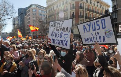 Simpatizantes de Isabel Díaz Ayuso durante la concentración que han protagonizado este domingo frente a la sede del PP en la calle Génova