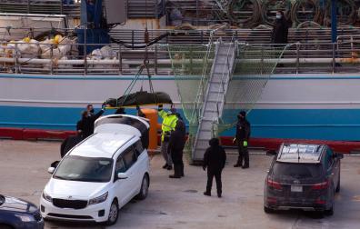 El cuerpo de uno de los tripulantes fallecidos del Villa de Pitanxo es desembarcado en el puerto de Juan de Terranova