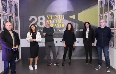 De izda. a dcha.: Luis Alegre, Irene Virgüez, Manuel Martín Cuenca, Patricia López Arnáiz, Merche Añón (concejala de Cultura del Ayuntamiento de Tudela) y Julio Mazarico (presidente del Cine Club Muskaria)