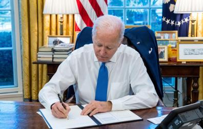 Joe Biden firma la orden ejecutiva que sanciona el comercio con las dos regiones de Donetsk y Lugansk