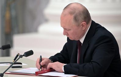 Putin, durante la firma de sendos decretos en los que reconoce la independencia de las dos regiones separatistas