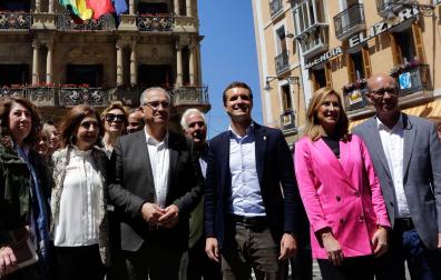 Carmen Alba, Yolanda Ibáñez, Enrique Maya, Pablo Casado, Ana Beltrán y José Suárez, fotografiados en la Plaza Consistorial de Pamplona en mayo de 2019
