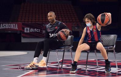 El capitán del Bitci Baskonia, Jayson Granger, y el jugador navarro Imanol Ramírez completaron el jueves uno de los retos del club en la cancha del Buesa Arena