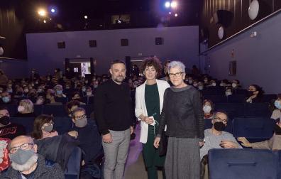 De izquierda a derecha: los actores Urko Olazabal y Arantxa Aranguren, junto a Maixabel Lasa, a su llegada al Cine Moncayo de Tudela donde participaron en un coloquio con los asistentes a la proyección de la película ‘Maixabel’