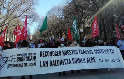Concentración de protesta de las trabajadoras de residencias de Navarra