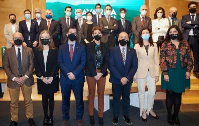 Ponentes y autoridades posan en la sala Bertelsmann donde ayer se celebró la jornada sobre energías renovables
