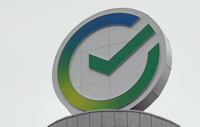 Logo del banco ruso Sberbank en su sede de Moscú