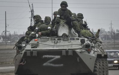 Soldados del ejército ruso, a bordo de un vehículo blindado de transporte de personal BTR-80, se dirigen por carretera hacia el centro de Ucrania, este viernes
