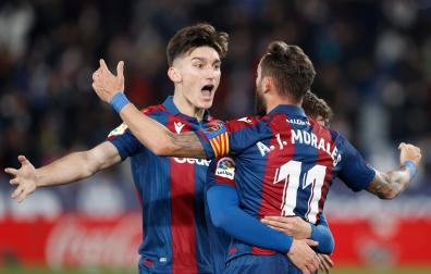 El delantero del Levante José Luis Morales (d) celebra con sus compañeros tras marcar ante el Elche, durante el partido de Liga en Primera División