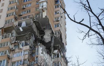Un edificio alcanzado por los bombardeos en Kiev