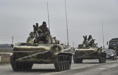 Vehículos blindados rusos circulan por una carretera de Armiansk, en Crimea