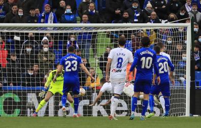 El centrocampista del Alavés Escalante marca gol ante el Getafe, durante el partido de Liga que disputan Getafe y Alavés este sábado en el estadio Coliseum de Getafe.