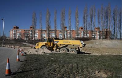 Las obras del vial avanzan mientras los vecinos, al fondo, buscan minimizar el ruido
