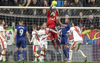 El meta Luca Zidane se hace con un centro aéreo rodeado de jugadores de ambos equipos