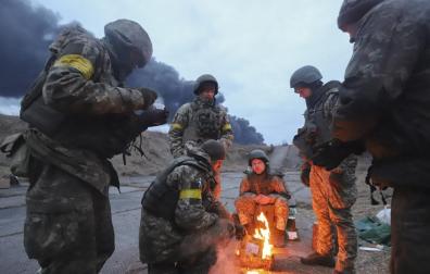 Tropas ucranianas, descansando cerca de Kiev