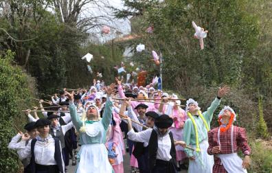 Las nodrizas lanzan los muñecos al aire en un momento del desfile