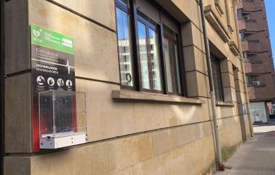 La vitrina vacía en la fachada del Instituto de Salud Pública