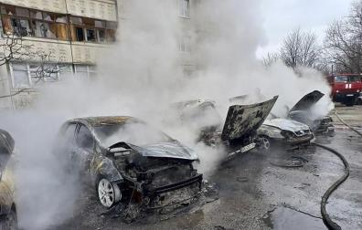 Coches destrozados tras un bombardeo en la ciudad ucraniana de Kharkiv