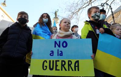 Ucranianos residentes en Navarra protestan contra la invasión rusa de su país en el Paseo de Sarasate pamplonés