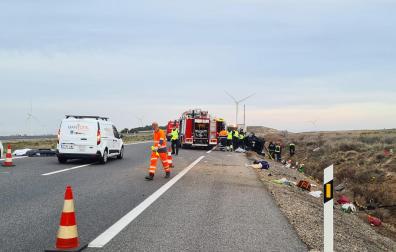 Los equipos de emergencia en el lugar del accidente en la AP-68