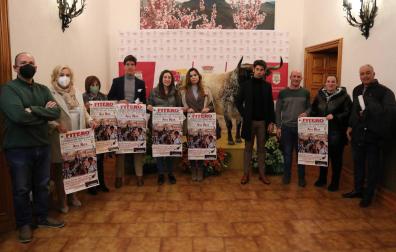 Esaú Fernández y Mario Sotos, junto a asistentes a la presentación