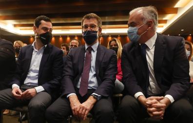 Esteban González Pons (derecha), junto a Núñez Fejióo y Moreno Bonilla, durante la Junta Directiva Nacional del Partido Popular