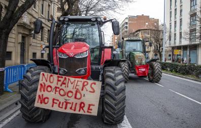 Protesta de los agricultores y ganaderos con sus tractores en Pamplona