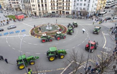 Protesta de los agricultores y ganaderos con sus tractores en Pamplona