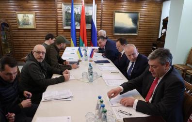 Las delegaciones rusa y ucraniana, en la mesa negociadora