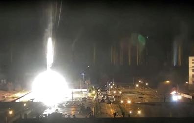 Imagen de la cámara de vigilancia que muestra una bengala aterrizando en la planta de energía nuclear