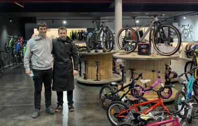 Joseba López y Xabi Echavarri, en la zona de exposición de bicicletas de Sarribikes en Mutilva