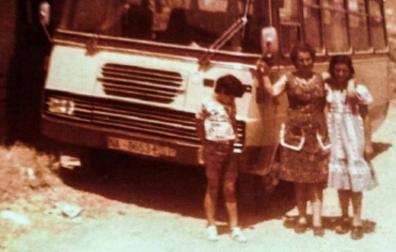 María José Martínez Navarro, en la época en que conducía el autobús de la empresa, con sus dos hijos, José Antonio y María José