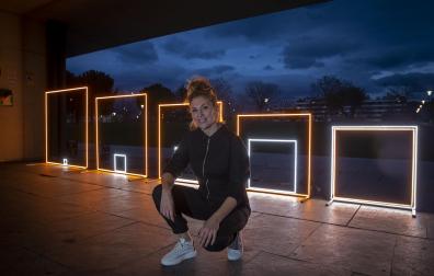 Monika Aranda, este lunes, con su instalación titulada "Cuadrando" en Sarriguren.