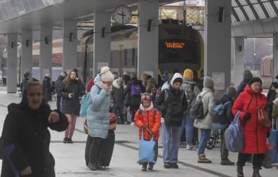 Refugiados ucranianos esperan para coger un tren que les lleve a Rumanía en la estación de Chisinau (Moldavia)